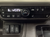 セレクトレバーの左上にオートエアコンがついてますので簡単操作で快適に過ごせます。シートヒータースイッチ内蔵で前席の左右別々に2段階の温度設定ができます。