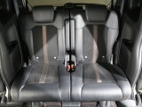 後部座席もゆったり座れます。