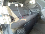 後部座席も気になるようなキズ・汚れやへたり等、大きなダメージはなく、良好な状態です。