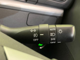 【オートライト】周りの明るさに応じて自動でヘッドライトの点灯・消灯ができる機能です!ライトの付け忘れ・消し忘れなどが無くなり、雨の日や夕方の走行も安心!トンネル通過時も便利ですね♪