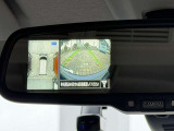 アラウンドビューモニターの映像はルームミラーに内蔵のモニターでも確認できます。