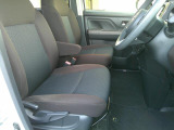 フロントシートも状態良好ですよ。大きな汚れもなく、安心です。座り心地もいいですよ。