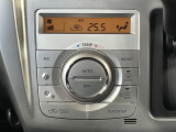 【オートエアコン】一度お好みの温度に設定すれば、車内の温度を検知し風量や温度を自動で調整。暑い&hellip;寒い&hellip;と何度もスイッチ操作をする必要はありません。快適な車内空間には必須の機能ですね♪