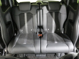 後部座席もゆったり座れます。