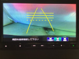 バックでの車庫入れも安心です! リアカメラが付いているバックモニター付のナビを装備しております。操作線もついており距離感も画面から確認できます。