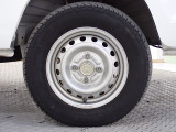 ホイールは車のデザインにマッチした専用タイプです。