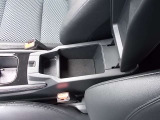 【センターコンソールボックス】アームレストの中にも収納スペース!運転席周りをすっきり保てます♪