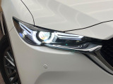 【LEDヘッドライト】悪天候や夜間走行時も良好な視界を確保し安心して運転できる高輝度LEDヘッドライトを装備!点灯速度が早く、消費電力も抑えられています。