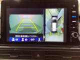 マルチビューカメラシステム搭載車です。お車の周囲を全方位でカバーします。後方・前方・両脇と、コンディションが悪い視界でもカラーモニターに映し出した映像がドライバーをサポートします。