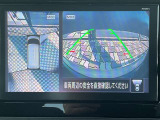 アラウンドビューモニター。前後左右の4つのカメラで車を上から見たような映像をナビ画面に映すので人や物を確認できとても安全です。