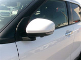 ターンランプ付きドアミラーはデザインだけでなく、他のドライバーや周囲の歩行者にもわかり易く視認性も十分な装備です。