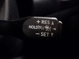 クルーズコントロール機能が付いています。 速度を設定するとアクセルを踏まなくても一定の速度で走ることができます。  高速道路ではとても便利な装置なんです。