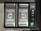 【両側パワースライドドア】スマートキーや運転席のスイッチで後席両側スライドドアの開閉が可能♪電動だから力を入れてドアを開ける必要が無く、小さなお子様でも簡単に開け閉めでき快適です♪