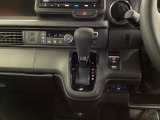 シフトはインパネシフト、パーキングブレーキは電子制御となっています。