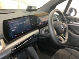 【iDrive】純正HDDナビ&ldquo;iDrive&rdquo;を装備しています。こちらの機能で、オーディオの設定や本体説明書、車両状態チェックなどを行えます。また、ナビのアップデートも承りますので、担当スタッフへお申し付け下さい。