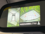 【バックカメラ】駐車時に後方がリアルタイム映像で確認できます。大型商業施設や立体駐車場での駐車時や、夜間のバック時に大活躍!運転スキルに関わらず、今や必須となった装備のひとつです!