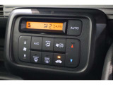 フルオートエアコンが装備されています!お好みの温度設定をするだけでエアコンの風量やモードの切り替えを自動でコントロールしてくれます!ユーザーの操作が少なく燃費走行にもつながります!