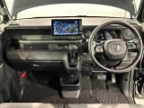 使いやすいレイアウトのダッシュボード周辺です。オートエアコンや小物入れなど嬉しい装備が満載です。