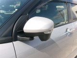 ターンランプ付きドアミラーはデザインだけでなく、他のドライバーや周囲の歩行者にもわかり易く視認性も十分な装備です。