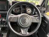 インテリアに合わせたデザインのステアリングは、運転される方のことも考え、運転しやすい形状、大きさです。是非一度、実際に触ってお確かめください。