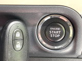 【キーレススタートシステム】カバンやポケットに入れたままでもドアの施錠・解錠が可能なスマートキーを装備。エンジンのオン・オフ時もカギを取り出す必要が無いからとっても便利です♪