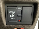 左側電動スライドドアは運転席からでも操作ができるように、ハンドル付近に開閉の操作スイッチが付いています。