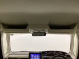 ルームミラー付近の天井にオプション装備のルーフコンソールがついています。ティシュや伝票など、よく使うアイテムをスマートの収納できます。