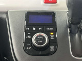 手の届きやすいところで簡単操作ができるオートエアコン。オールシーズンお好みの温度調節ができます。