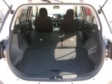 後席を倒すと収納力がアップします。長尺物も積めるのでカーライフの幅が広がりますね。