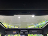 【ガラスルーフ】ガラスルーフ搭載で車内の解放感が一気にアップ!開放的なドライブをお楽しみいただけます。