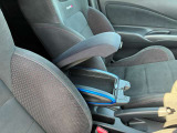 アームレスト付きなのでリラックスして運転が出来ます!収納スペースです