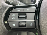 ハンドル左側にはオーディオ操作が出来るオーディオリモートコントロールスイッチが装備されております。運転中の操作も簡単に行え、視線の動きを少なく抑えて安全運転をサポートします。