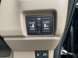 両側電動スライドドアです。リモコンや運転席スイッチ、ドアハンドルの操作で自動開閉。お子様を抱き抱えている時や荷物の多いときなどに便利です!!