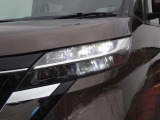 【LEDヘッドライト】悪天候や夜間走行時も良好な視界を確保し安心して運転できる高輝度LEDヘッドライトを装備!点灯速度が早く、消費電力も抑えられています。