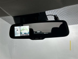 【デジタルルームミラー】車両後方カメラの映像をルームミラーに映すことが出来ます。 そのため、後席に人や荷物があって後方が見えづらい場合でもしっかり視界を確保することが出来ます。