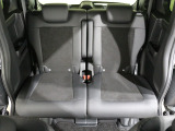 後部座席もゆったり座れます。