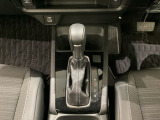 CVT車のセレクトレバーです。低速から高速まで、変速ショックのないスムーズな走りと、エンジン効率のよい領域を維持して燃費にも貢献します。