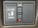 左側電動スライドドアは運転席からでも操作ができるように、ハンドル付近に開閉の操作スイッチが付いています。