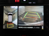 パノラミックビューモニター付きです。車両を上から見たような映像をモニター画面に表示。運転席からの目視では見にくい、車両周辺の状況をリアルタイムでしっかり確認できます。