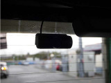 前方・後方はもちろん、車内カメラは、後方から左右をワイドに撮ることができ、幅寄せや側面衝突、威圧的なドライバーの危険行為など、クルマ周囲のトラブルもしっかり記録できます。