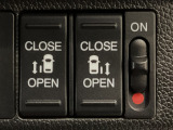 【両側パワースライドドア】両側がパワースライドドアになっており、運転席のスイッチやスマートキーでも開閉が可能です!開口部も広いので乗り降りも楽々♪