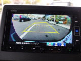【バックモニター】駐車時に後方がリアルタイム映像で確認できます。狭いところの駐車や、夜間のバック時に大活躍!運転スキルに関わらず、必須の装備です。