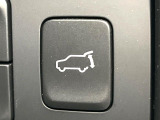 【パワーバックドア】スマートキーや運転席のボタンを押すだけでリアゲートが自動で開閉します!荷物を持っている時や、高い位置にあるバックドアを閉める際に便利な機能です♪
