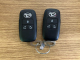 【スマートキー】 スマートキーを携帯していれば、ドアハンドルのボタンを押してロックの解除ができ、パワースライドドアもワンタッチで開閉できます