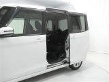 【パワースライドドア】パワースライドドア付きだから、狭い駐車スペースなどでの 乗り降りラクラク!小さなお子さまのいるご家庭には嬉しい装備。