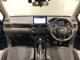 車内は光触媒抗菌消臭施工済です。スタイリッシュなデザインでスポーティなインパネ周りを演出します。グローブボックスやカップホルダーのほかにトレーなどたくさんの収納スペースが付いています。