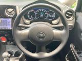インテリアに合わせたデザインのステアリングは、運転される方のことも考え、運転しやすい形状、大きさです。是非一度、実際に触ってお確かめください。