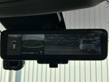 【デジタルインナーミラー】車両後方カメラの映像をミラーに映すことが出来ます。 そのため、後席に人や荷物があって後方が見えづらい場合でもしっかり視界を確保することが出来ます。