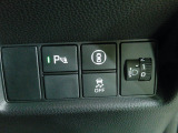 パーキングセンサーや横滑りを防ぐVSA等のスイッチ類は運転席の右側、手の届きやすい位置にあります。