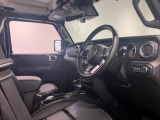 運転席の広さも十分ございます。